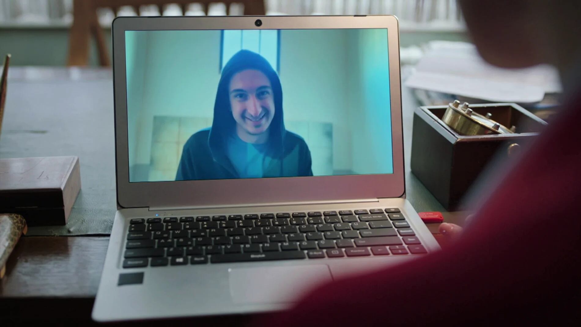 Ceylin recibió un video de Engin, quien en teoría fue asesinado (Foto: Ay Yapım)