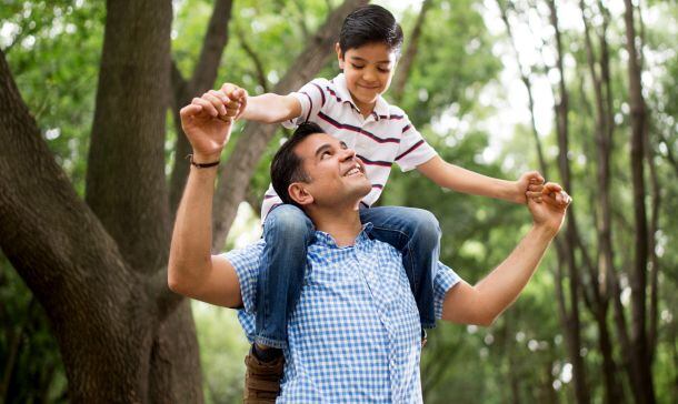 Deja que tu hijo vea a su papá.