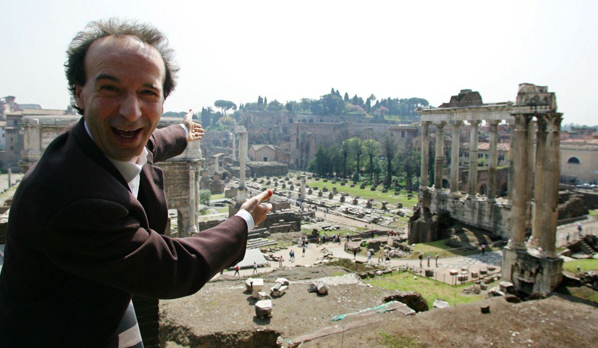 Roberto Benigni posa frente al Foro Romano el 4 de abril de 2007 en Roma (Foto: Tiziana Fabi / AFP)