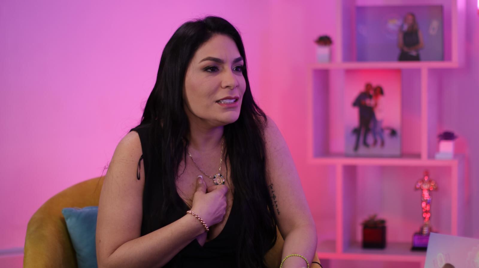 Evelyn Vela en el Café con la Chevez