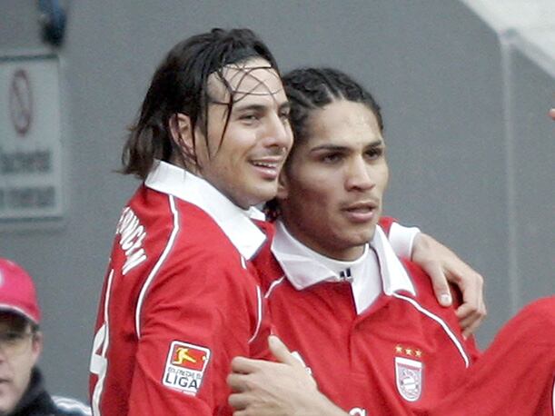 Claudio Pizarro y Paolo Guerrero se conocen y jugaron juntos en Alemania. (Foto: Getty Images)