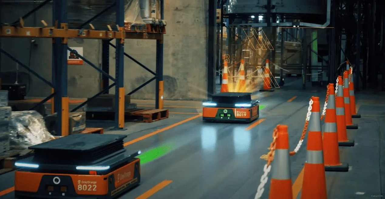 Gracias a los cobots es posible realizar tareas constantes y monótonas en menor tiempo. De esta manera se disminuye la fatiga en los trabajadores y se anulan los posibles errores en el proceso, medidas que aumentan la producción y capacidad de carga. Foto: Freepik.