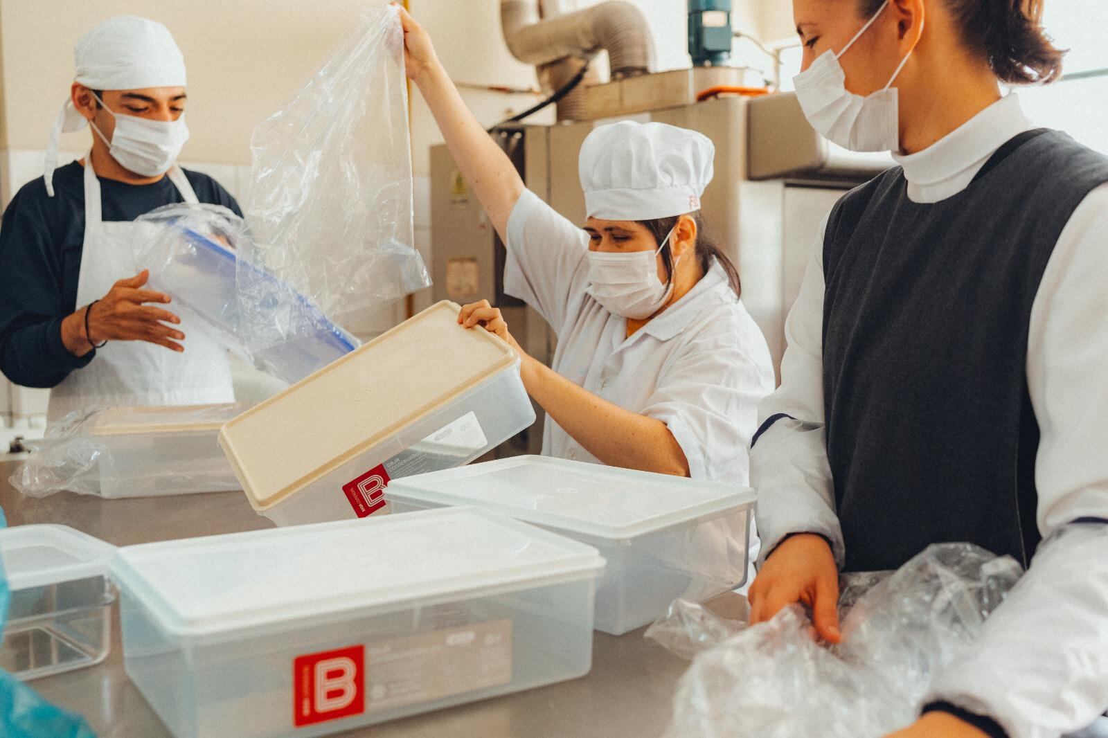 Esta
institución, reconocida por su labor pedagógica y terapéutica con niños y jóvenes con
habilidades especiales, utiliza la panadería como una herramienta para enseñar
habilidades prácticas, promover la inclusión laboral y fomentar la independencia de sus
alumnos.