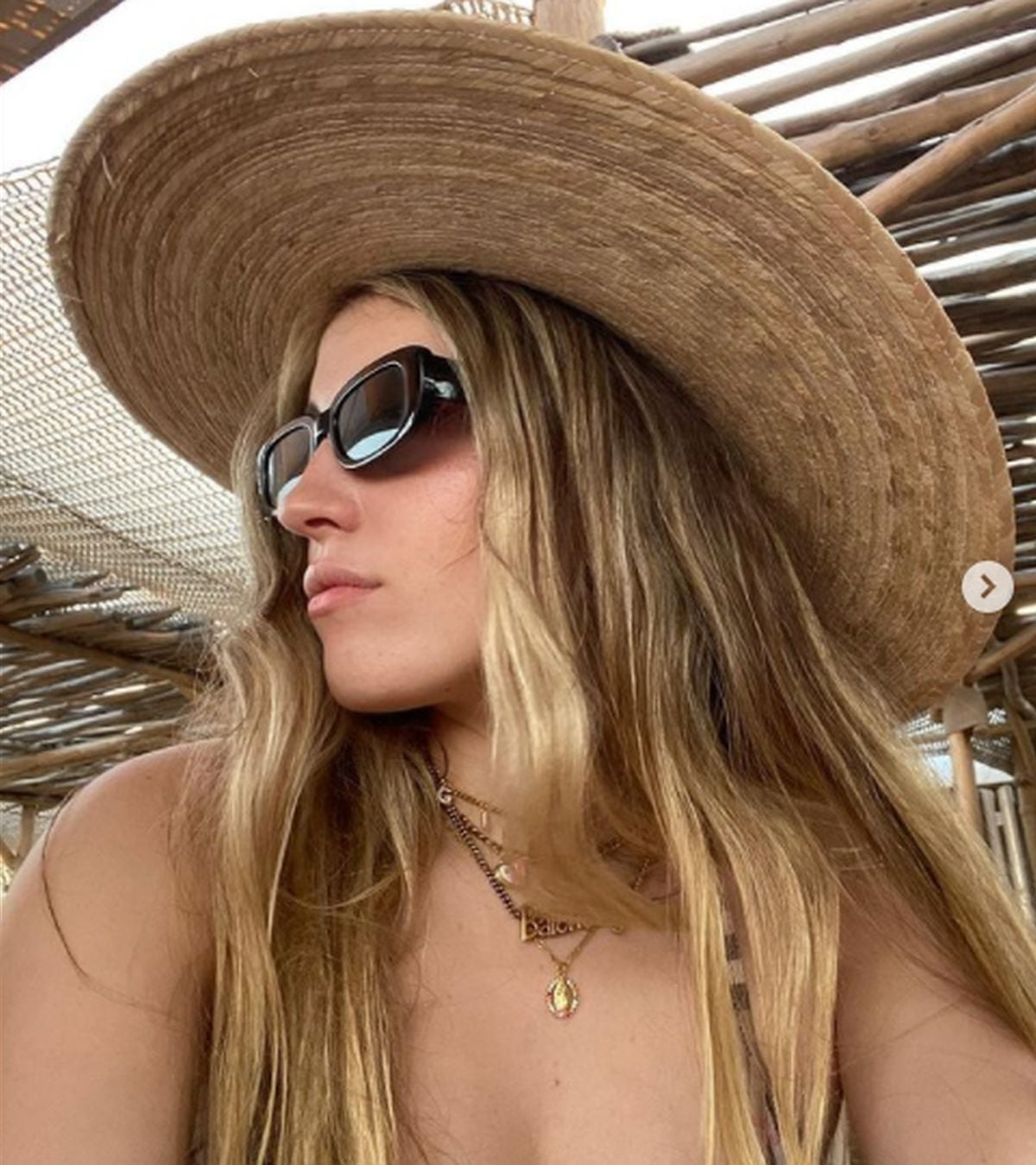 Aquí luciendo un sombrero y gafas oscuras en un día soleado (Foto: Regina Castro / Instagram)