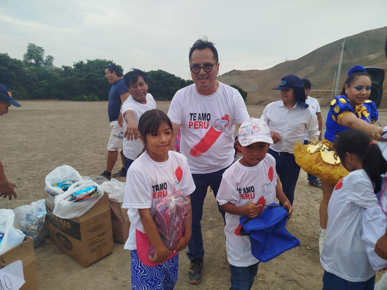Ayudan con materiales de construcción y útiles escolares