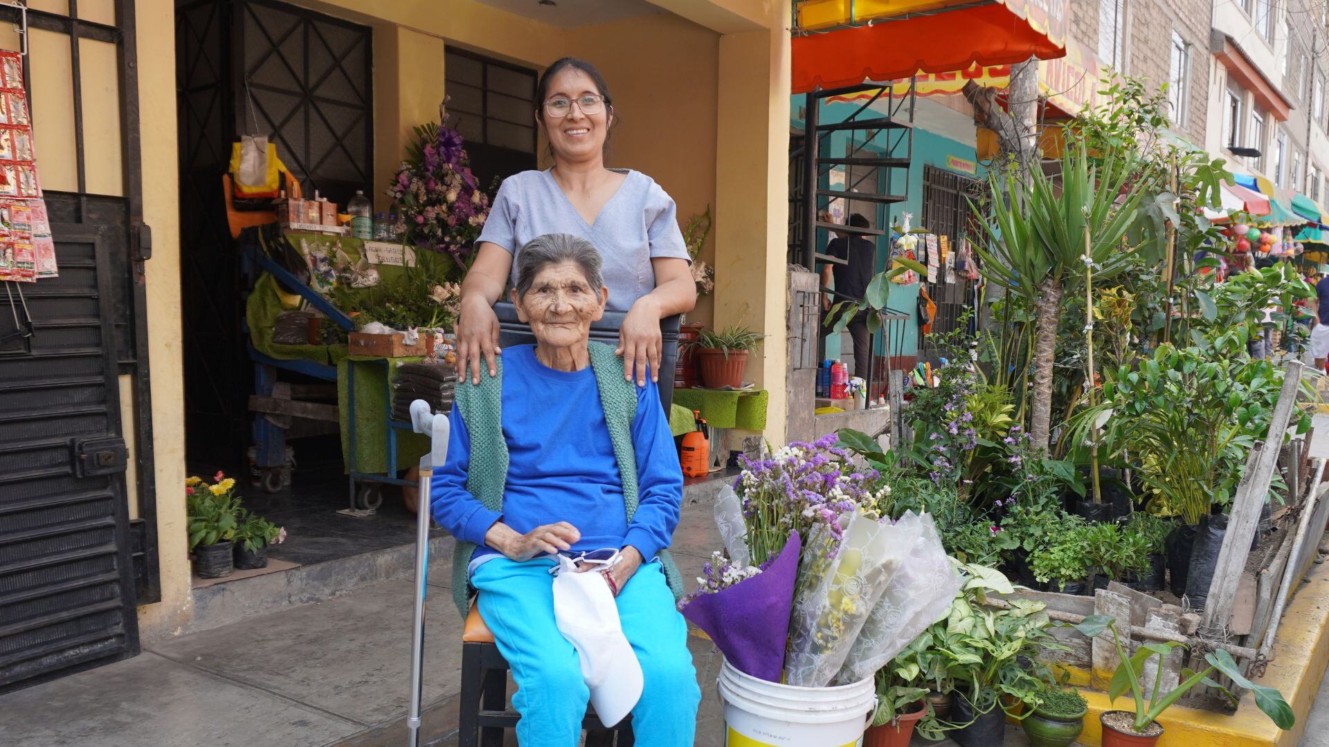 Licenciada Sandra Morales trabaja vendiendo flores y ahora lucha por salvar la vida de adolescente