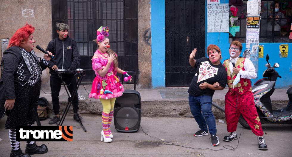 Recorren diferentes distritos de Lima tocando diferentes géneros musicales