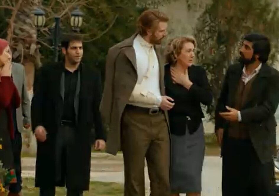 Fikret le comenta a su familia lo que ocurre en Líbano. (Foto: Tims & B Productions)