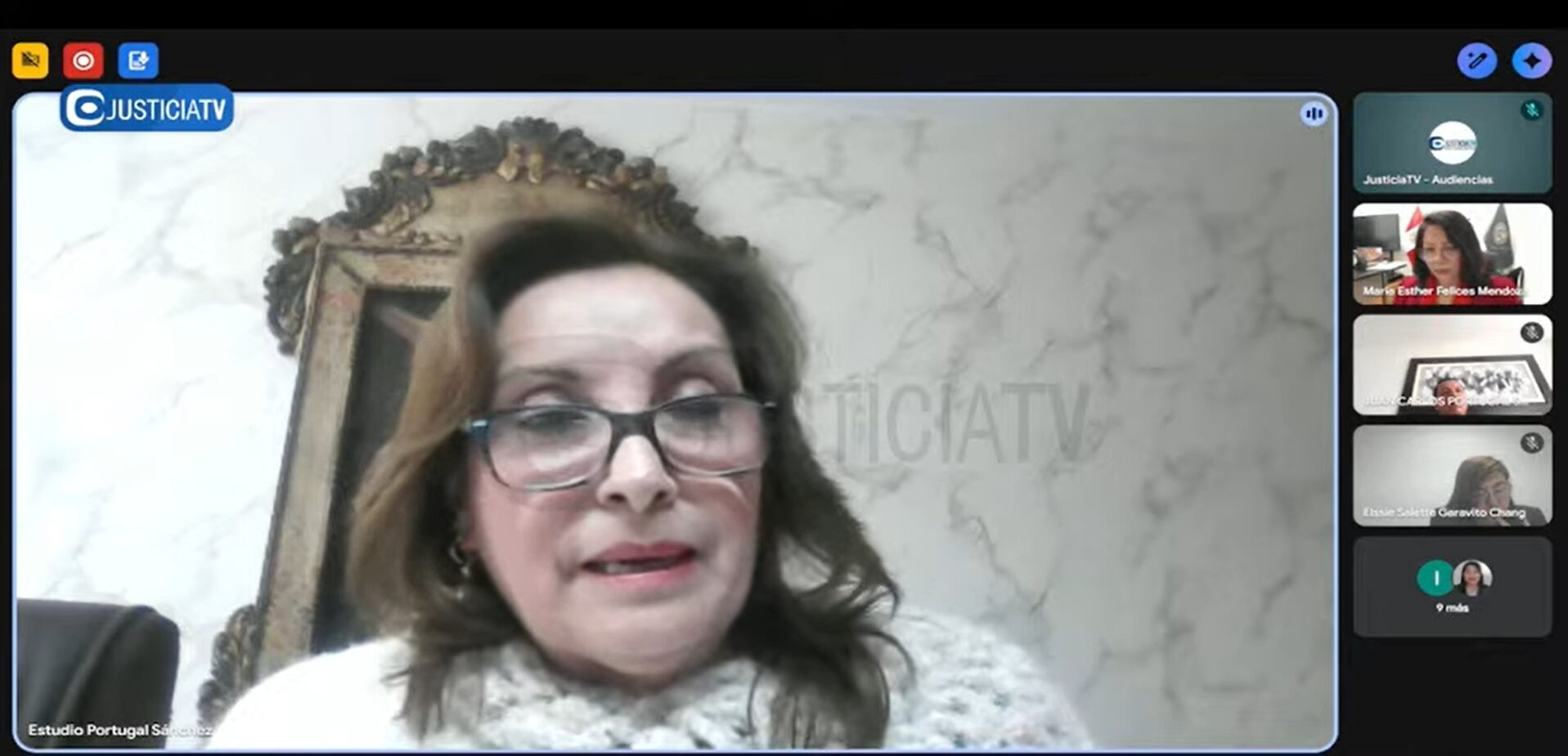 La expresidenta Dina Boluarte reapareció en una audiencia judicial y negó que se vaya a ir del Perú. (Foto: Captura Justicia TV)