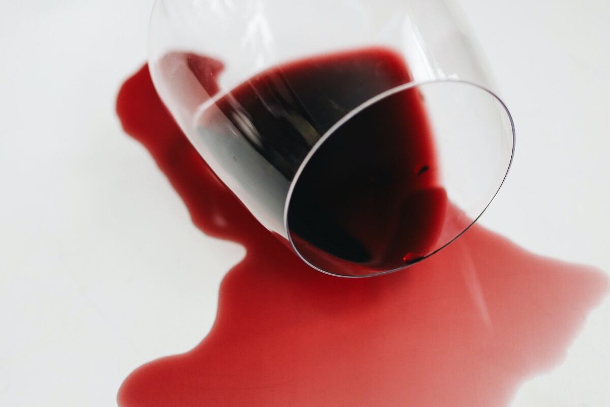 Trucos caseros para quitar manchas de vino de la ropa. (Foto: Pexels)