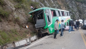 ¡Tragedia en La Libertad! Bus se estrella contra cerro y deja tres muertos y seis heridos