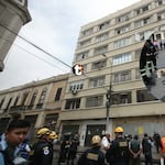 Bomberos controlan fuego en almacén de árboles navideños y útiles