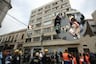 ¡Incendio en Mesa Redonda! Bomberos controlan fuego en almacén de árboles navideños y útiles escolares