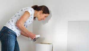 Cada cuánto y por qué debes limpiar el tanque del inodoro del baño