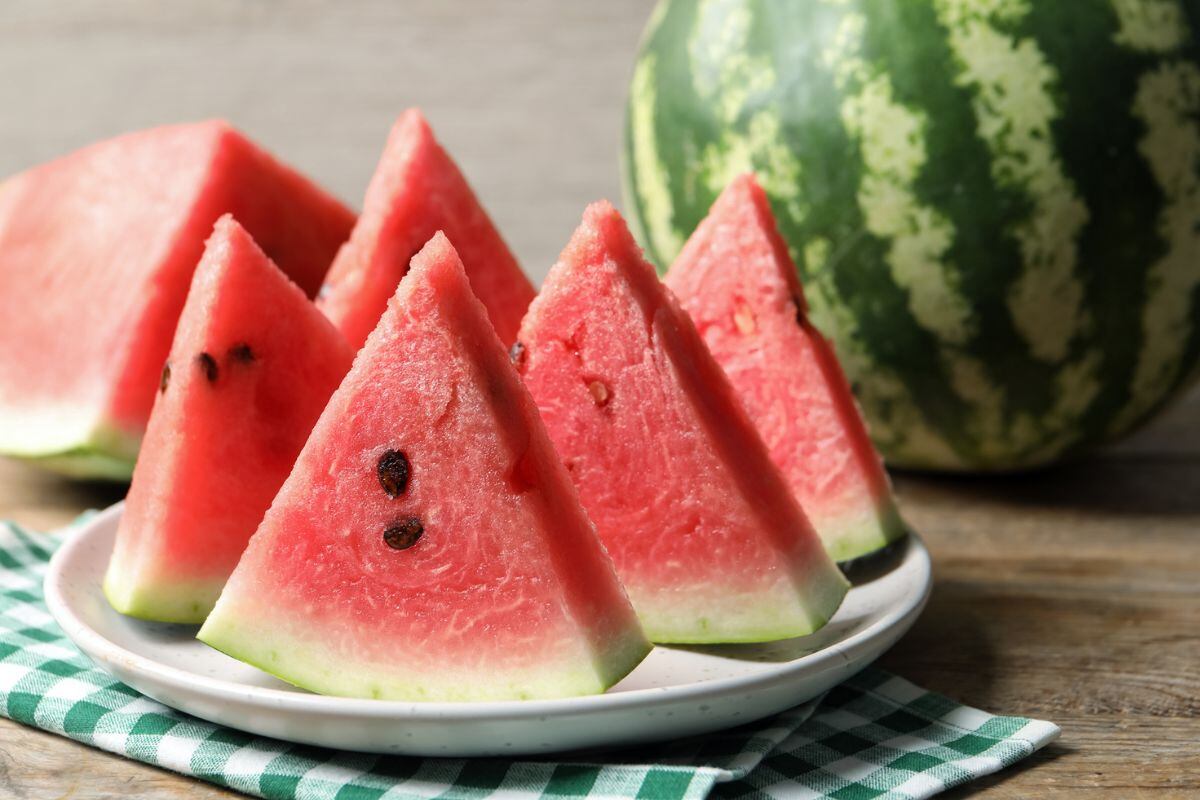 La sandía tiene un alto contenido de agua. Es una fruta excelente para refrescarnos en verano. Foto: iStock.