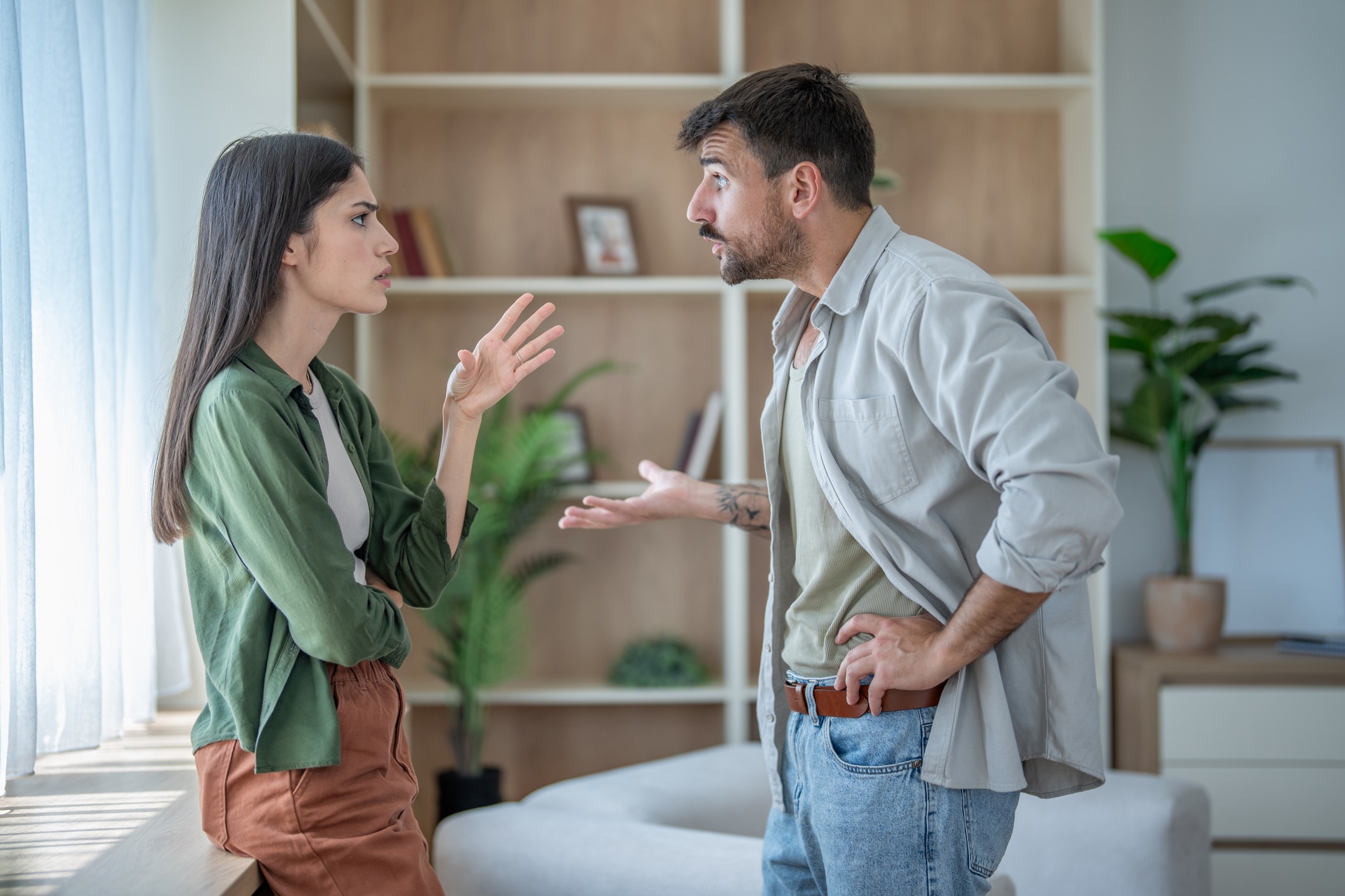 Una forma de saber si estás protegiendo o controlando a tu pareja es preguntarte si actúas para ayudarla o para evitar que haga las cosas a su manera. Foto: Istock