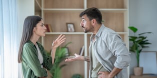 Una forma de saber si estás protegiendo o controlando a tu pareja es preguntarte si actúas para ayudarla o para evitar que haga las cosas a su manera. Foto: Istock