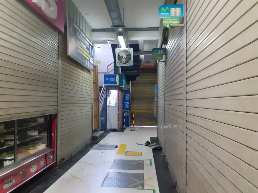 Cuatro delincuentes armados se escondieron dentro de mostradores de ropa, salieron por la madrugada y encañonaron a dos vigilantes de la galería 'Minimarket Santa Rosa' para robar celulares de alta gama de 24 tiendas en una galería. (foto: Mónica Rochabrum)