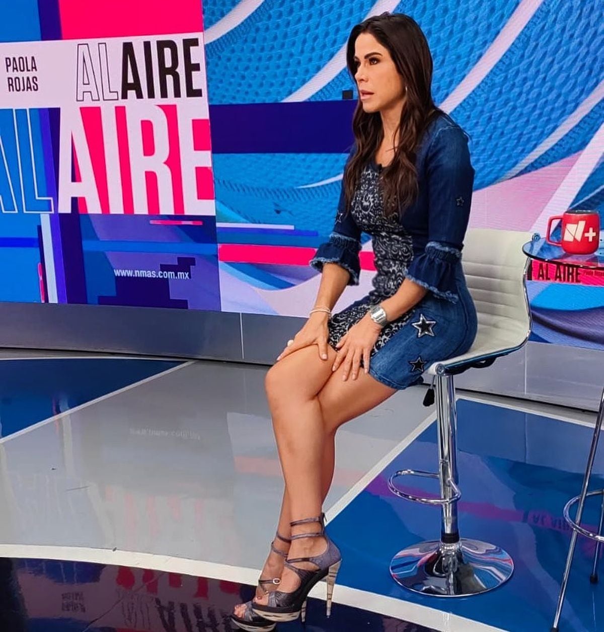 Conduciendo "Al aire con Paola Rojas", su espacio noticioso en el canal "Las estrellas" (Foto: Paola Rojas / Instagram)