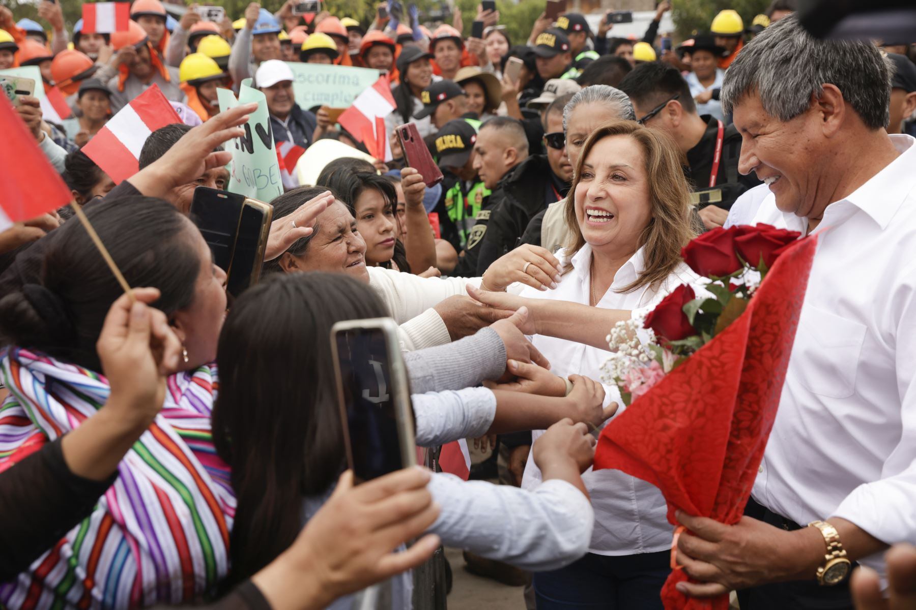 El gobernador Ayacucho, Wilfredo Oscorima, junto a la presidenta Dina Boluarte, a quien le entregó relojes Rolex no declarados.