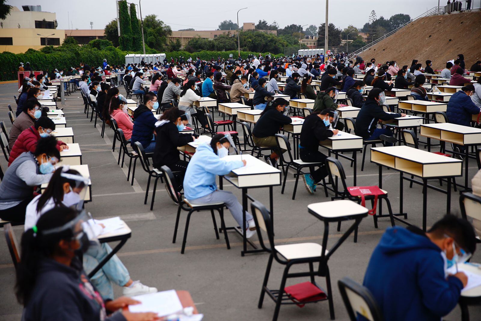 Este 2021 se desarrolló el primer examen de admisión presencial en la Universidad Nacional Mayor de San Marcos en plena pandemia por el COVID-19, una medida que anticipaba prontas acciones de retorno a las aulas . Fotos: Hugo Curotto / @photo.gec