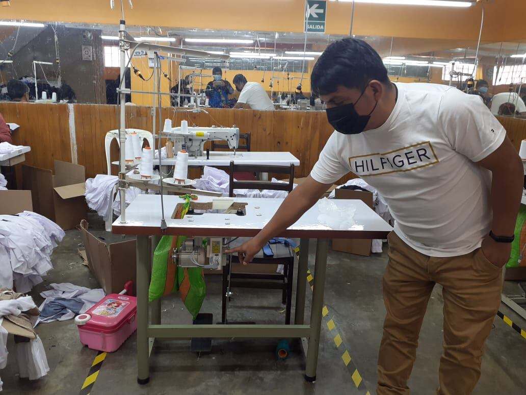 Un ratero se escondió en un edificio y por la noche dejó ingresar a sus cómplices y robó nueve máquinas textiles de un taller. (foto: Mónica Rochabrum/Trome)