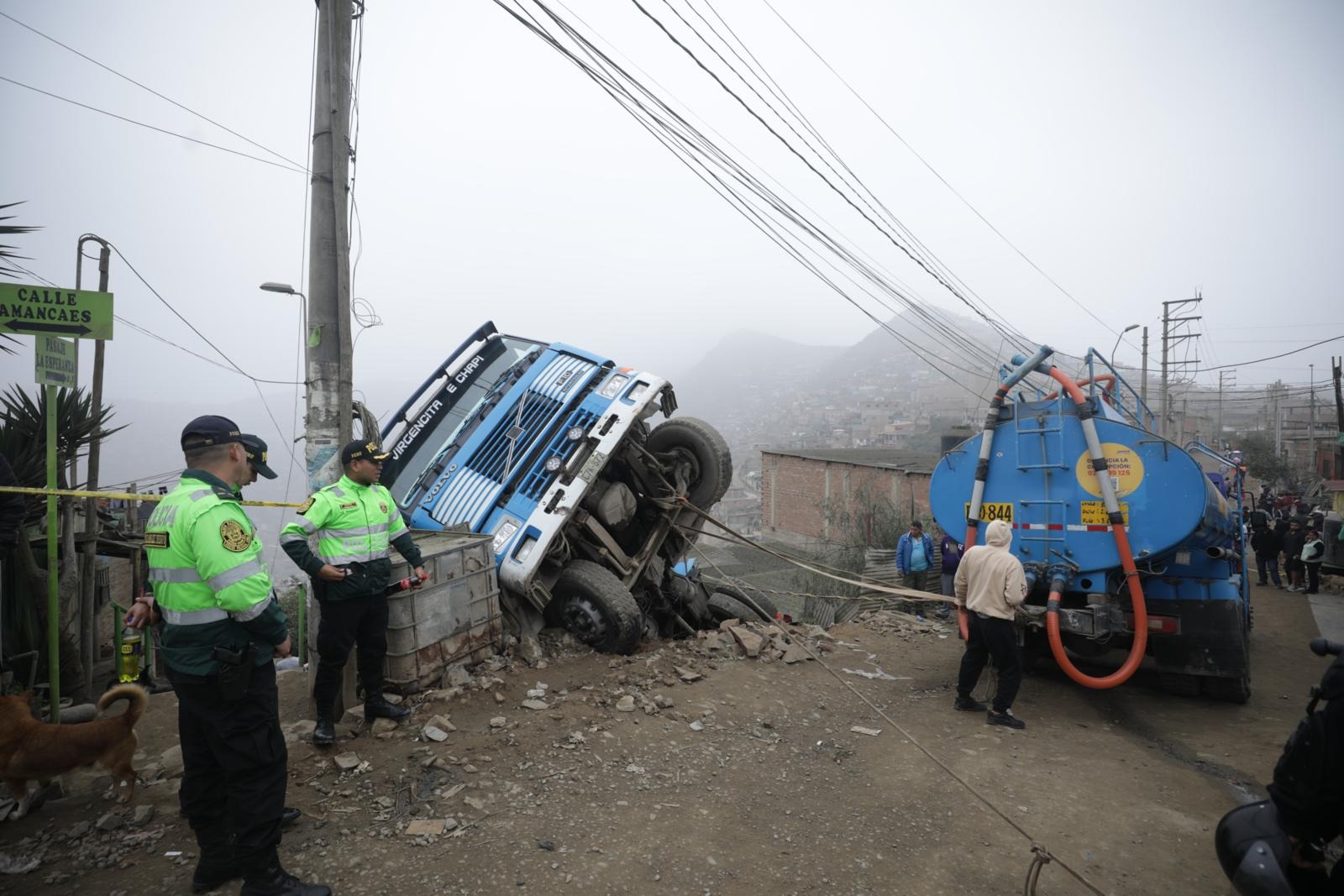 Fatal accidente de tránsito ocurrió en la parte alta de un cerro de Villa María del Triunfo. | Foto: Britanie Arroyo / Diario Trome