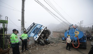 ¡Tragedia! En lo alto de un cerro, cisterna llena de agua cae sobre casa y aplasta niña