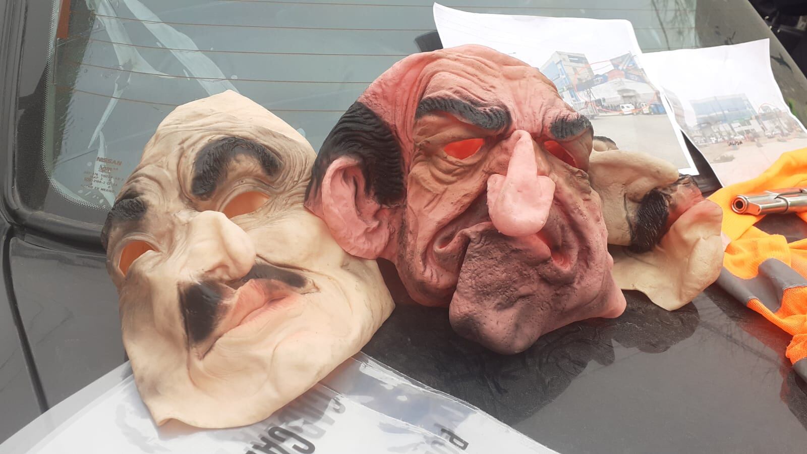 Yenzy Yonel Pérez Yngunza (35), ‘Pongo’, Julio Daniel Frías Ramos (42), ‘Pelé’, y Luis Enrique García Rosas (51), ‘Cuto’, fueron intervenidos en el frustrado asalto a un banco, en Villa El Salvador. (foto: Mónica Rochabrum/TROME)