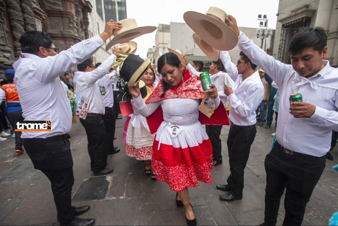 Con alegría, cuadrillas de danzantes bailaron durante un pasacalle en el Centro de Lima. (Isabel Medina / Foto: Compos/ Trome).