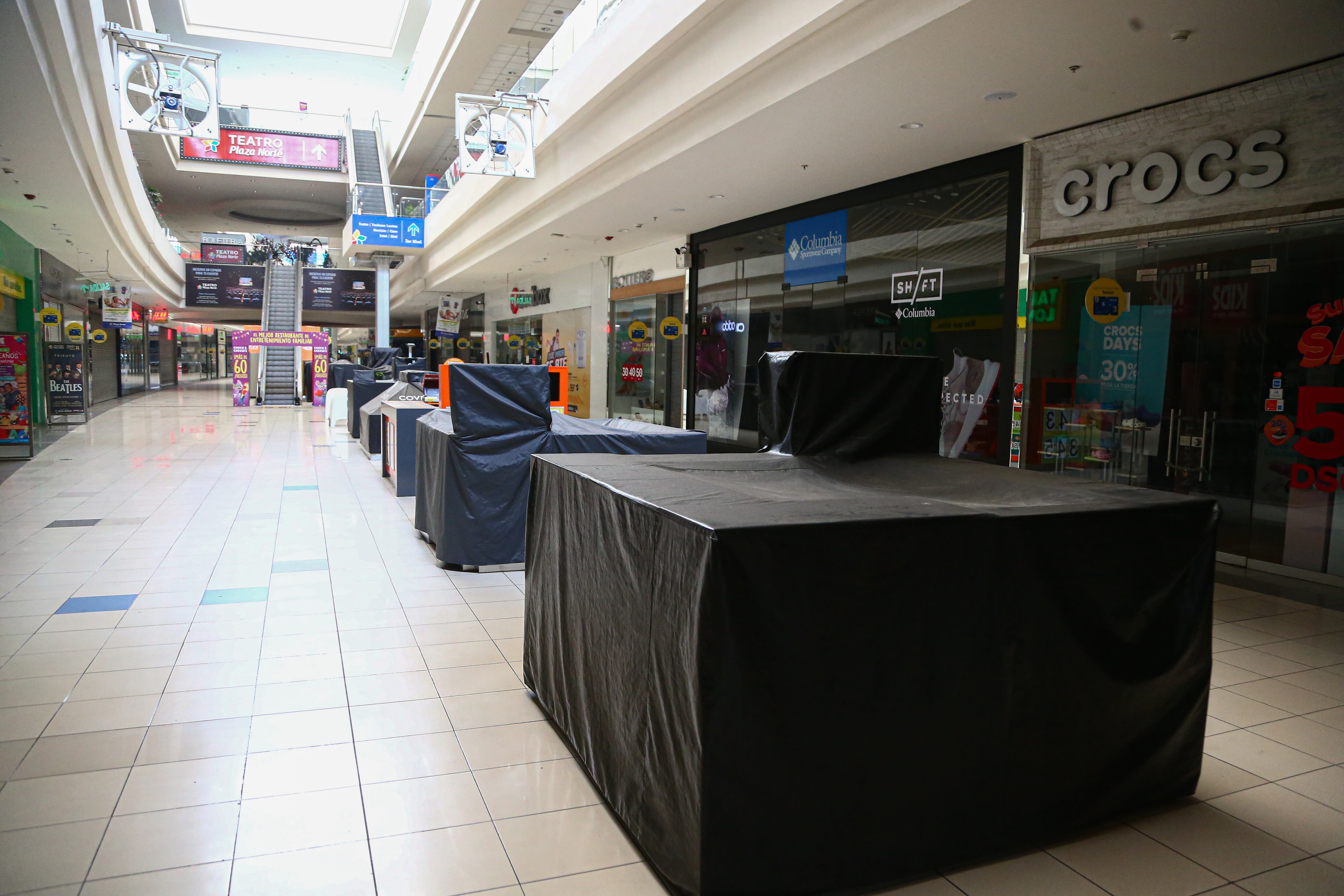 Centros comerciales cumplen protocolos, invierten en bioseguridad y controlaban sus aforos. Cierre de sus tiendas por cuarentena ha paralizado miles de empleos y generado millonarias pérdidas. (Foto: Hugo Curotto / GEC)