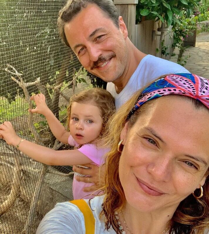 Aslı Orcan junto a su esposo y su hija (Foto: Aslı Orcan/Instagram)