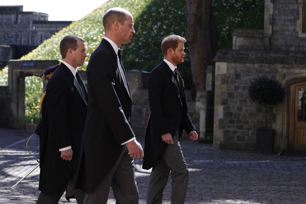 El príncipe William de Gran Bretaña, duque de Cambridge (centro) y el príncipe Harry de Gran Bretaña, duque de Sussex, (derecha) siguen el ataúd durante la procesión fúnebre ceremonial del Príncipe Felipe. (Alastair Grant / various sources / AFP).
