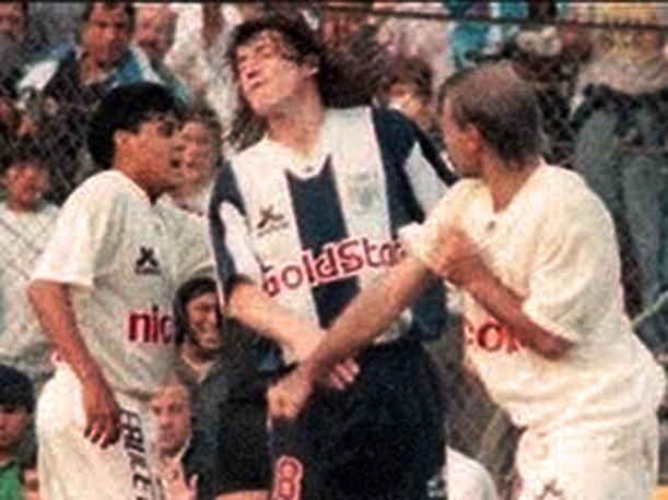 Jorge Amado Nunes conectó un cruzado de derecha a Juan Carlos Kopriva. (VIDEO: América)