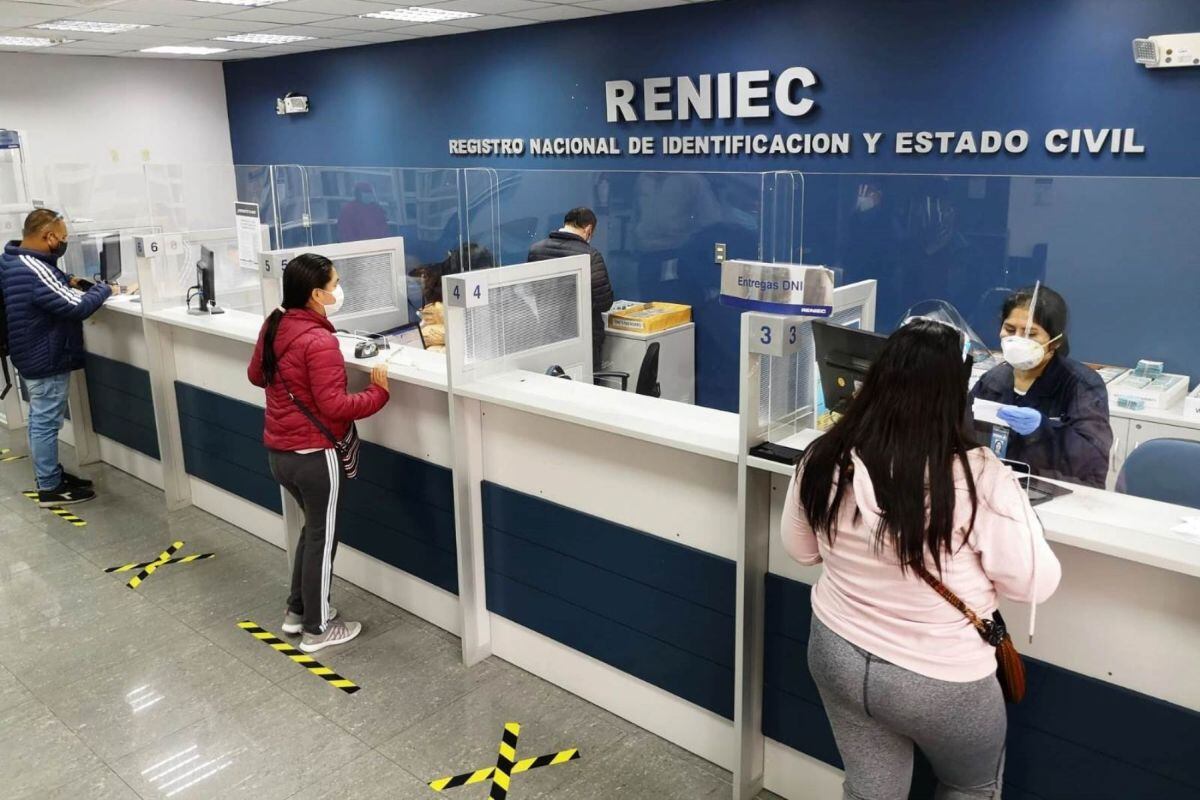 Personas reciben su nuevo DNI en las oficinas de Reniec (Foto: Andina)