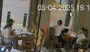 ¡Cayeron en Miraflores! Cámaras captan a dos mujeres intentando robar cartera a turista