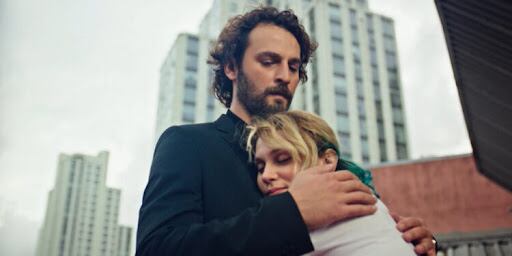 Han e Inci en un momento emotivo de "Inocentes". (Foto: OG Medya)