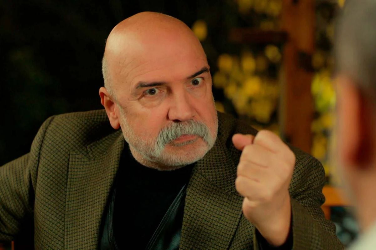 Haşmet Çolak amenazando a Züleyha en “Tierra amarga” (Foto: Tims & B Productions)