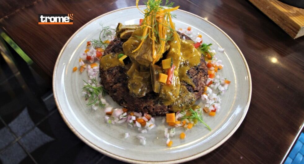 Restaurantes presentan deliciosos potajes por el partido Perú vs Ecuador, como el 'Taco-Ormedeus', de 'El Warique de Karlonchito'. (Trome / Alan Ramírez)