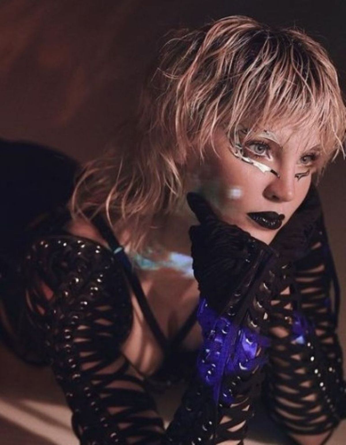 Con el cabello corto pero de rubio y negro (Foto: Belinda / Instagram)