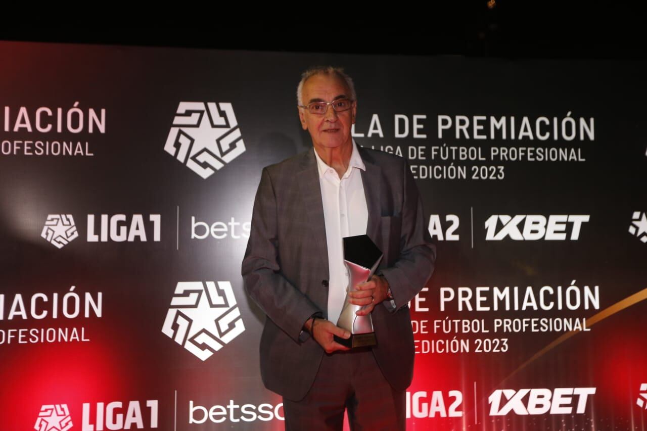 Jorge Fossati con su premio a mejor entrenador del 2023.