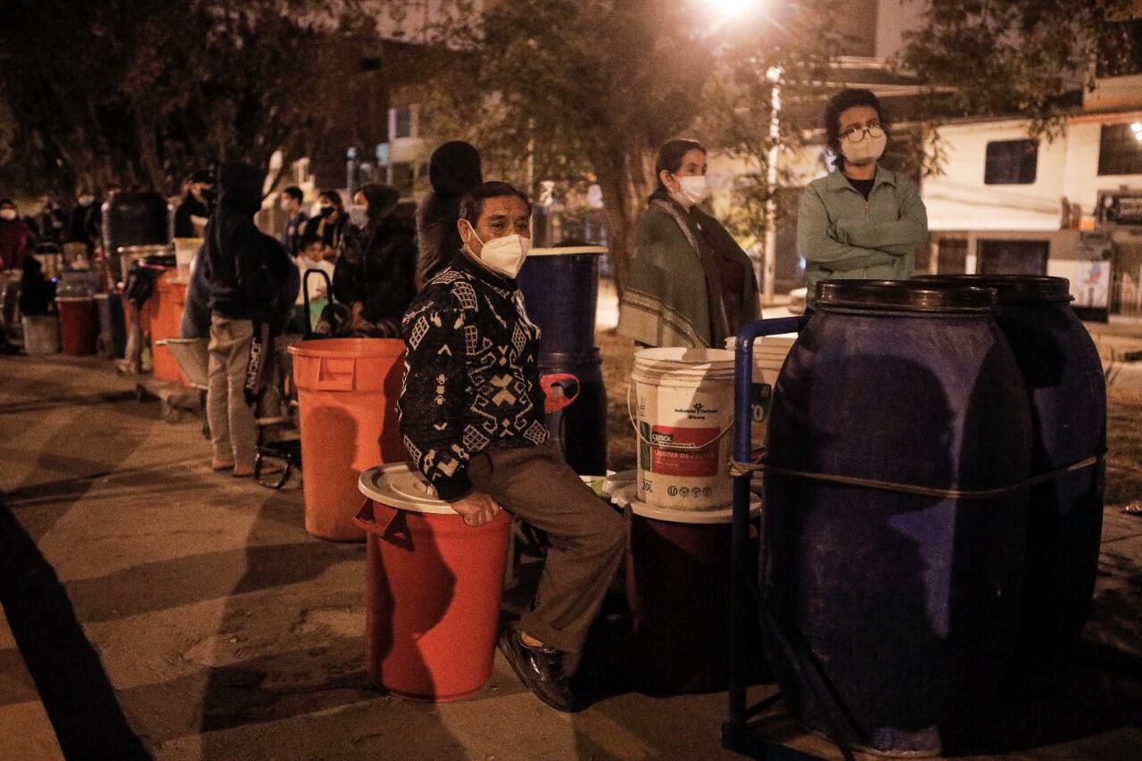Vecinos se amanecen para abastecerse de agua tras corte de servicio en SJL. Foto: Joel Alonzo/@photo.gec