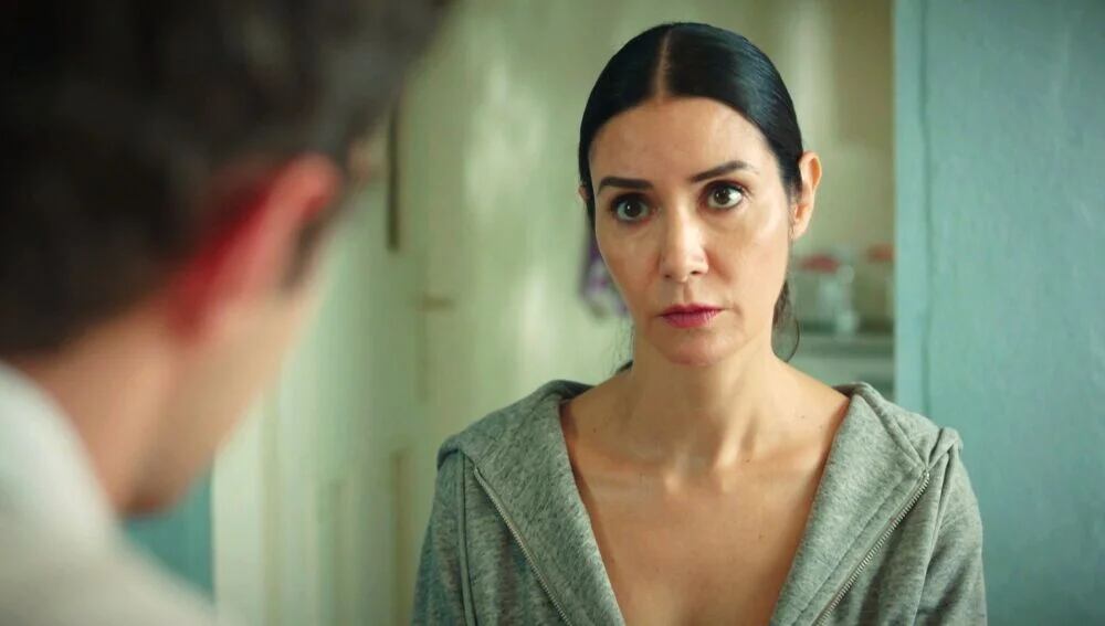 Ömer ayuda a Suzan y Harika en la telenovela turca “Hermanos” (Foto: Onur Seyit Yaran/ Instagram)