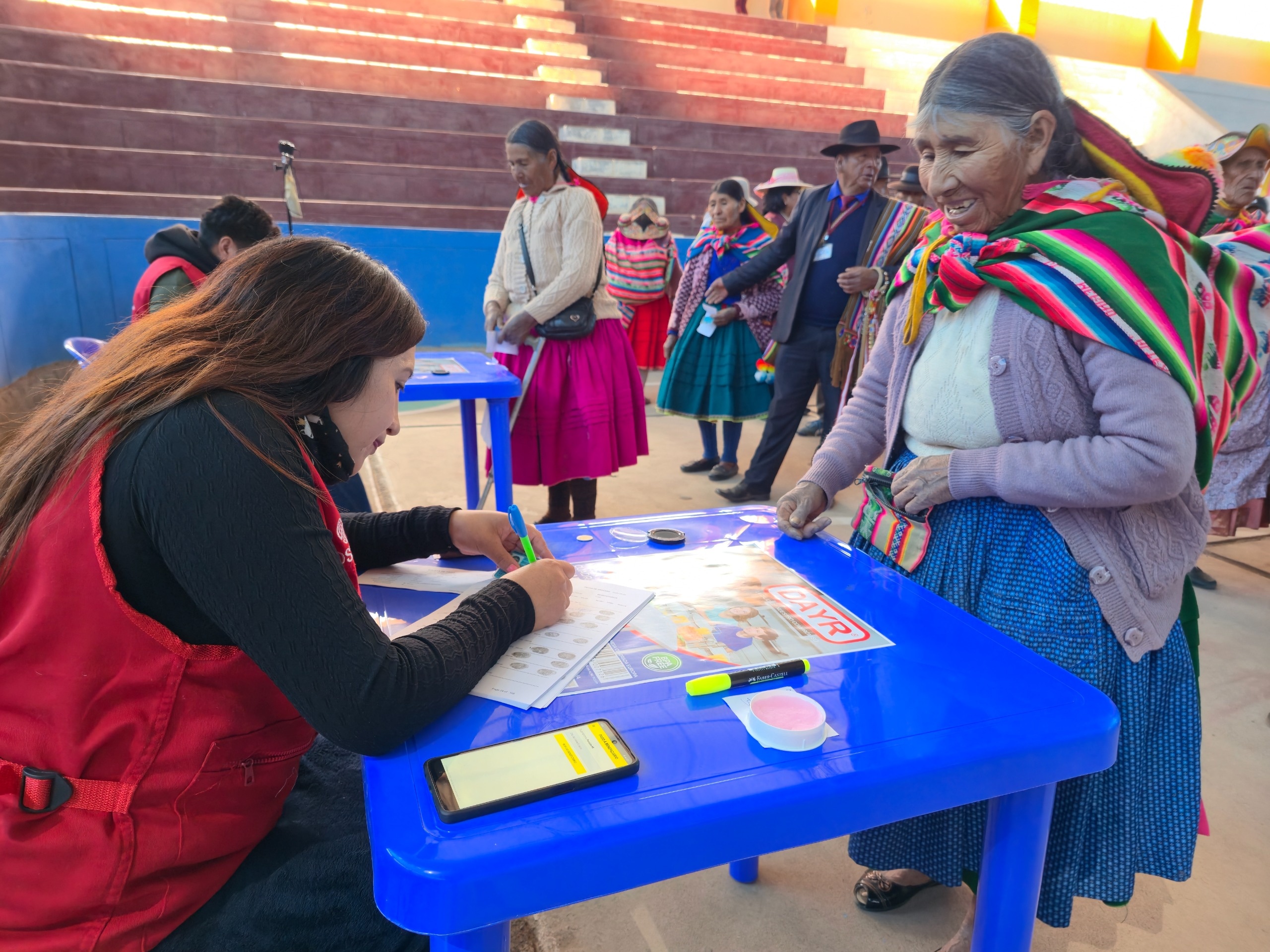 Usuarios de 'Pensión 65' comienzan a recibir sus pagos gracias a carritos pagadores.