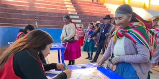 Usuarios de 'Pensión 65' comienzan a recibir sus pagos gracias a carritos pagadores.