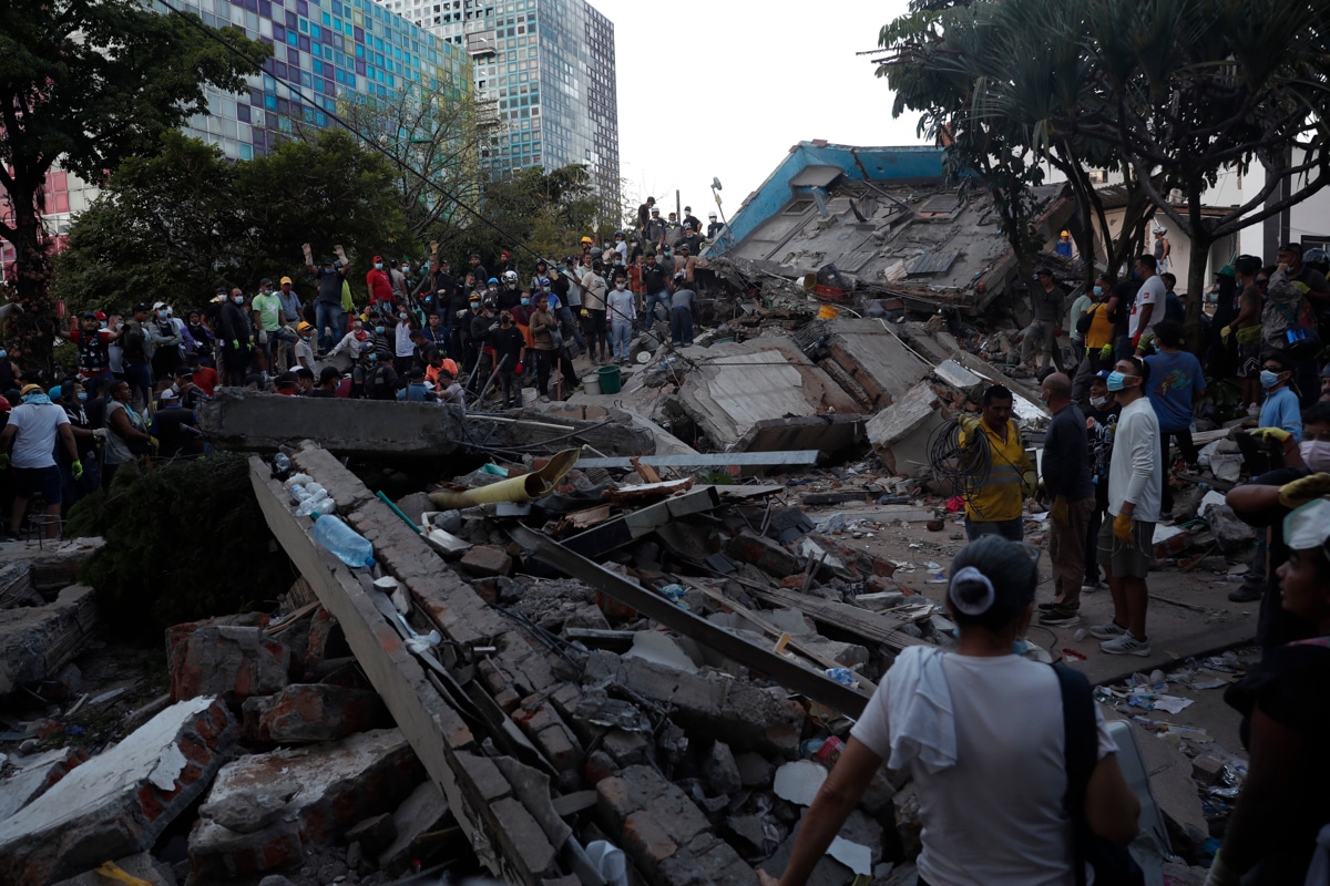 Personas trabajan en labores de rescate en una edificación colapsada por el terremoto de magnitud 7,4, en Cali, Colombia, el 10 de agosto de 2026. (Ernesto Guzmán Jr / EFE)