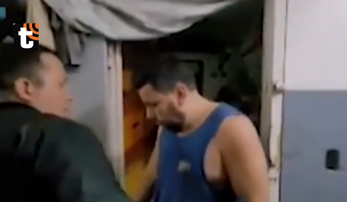 El Jorobado mientras requisaban su celda en Ancón 1.