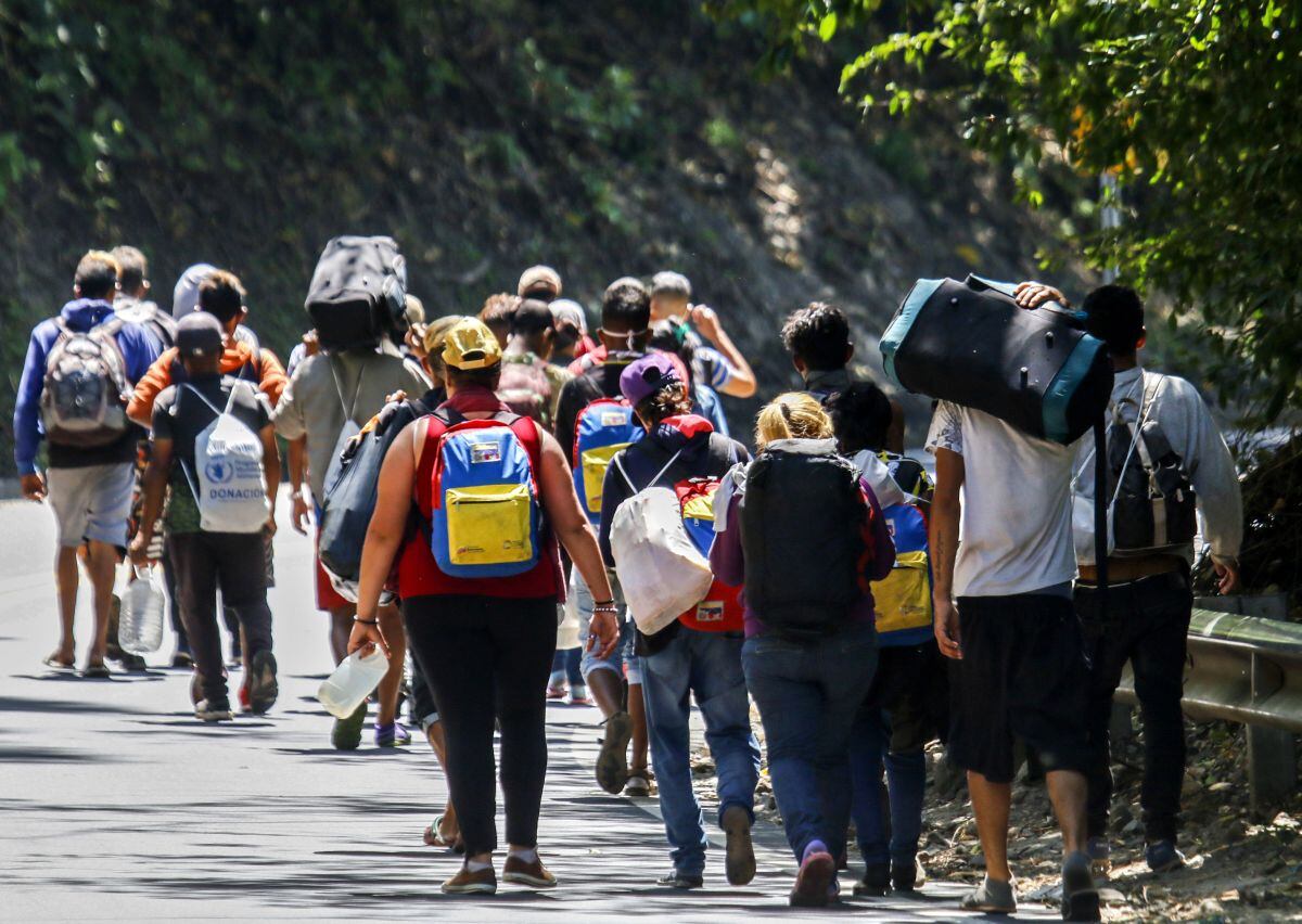Migrantes venezolanos caminan por una carretera en Cúcuta, Colombia, en la frontera con Venezuela, el 2 de febrero de 2021. (Foto de Schneyder MENDOZA / AFP).