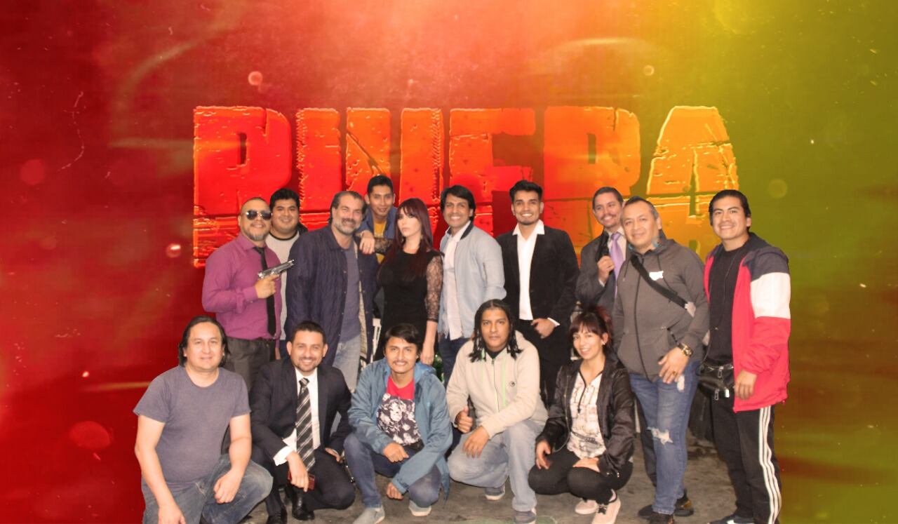 Milena Zárate posa con el elenco de la serie 'Rivera, el protector'.