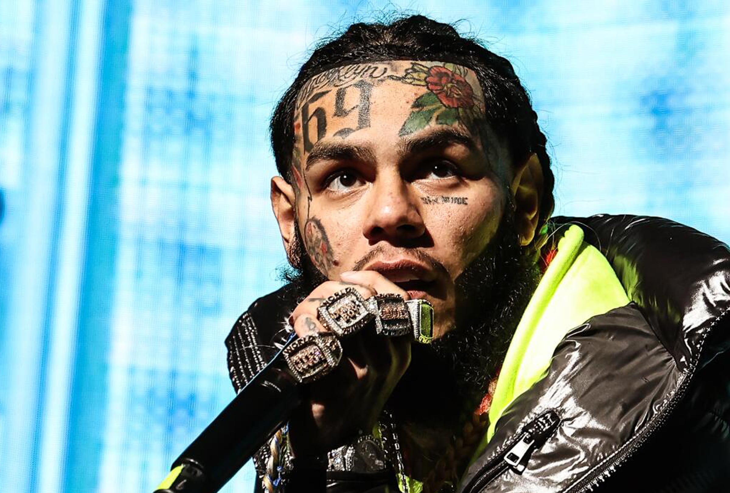 El colorido rapero reconoce que no hizo nada malo incluso cuando los federales encontraron drogas y armas. (Foto: 6ix9ine/Instagram)